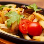 Жареный картофель с грибами и луком