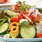 Салат из шпината с вареным яйцом и хрустящей куриной грудкой