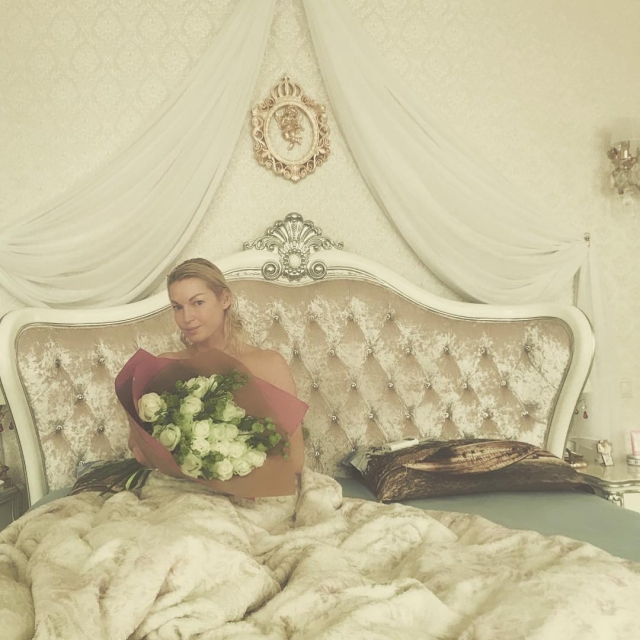 Цветы в постель: Анастасия Волочкова похвасталась романтическим презентом от ухажера (ФОТО)