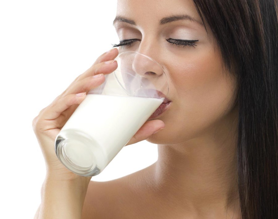 Пить молоко при изжоге. Молоко на лице девушки. Изжога молоко. Что поможет молоко. Кефир телочка.