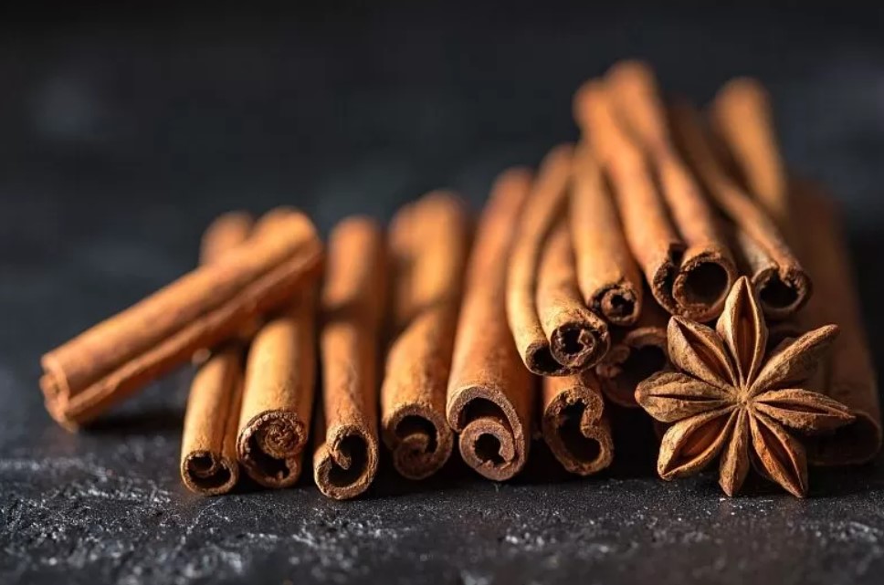 Разжижает кровь и снижает давление: не опасно ли есть корицу, принимая ...