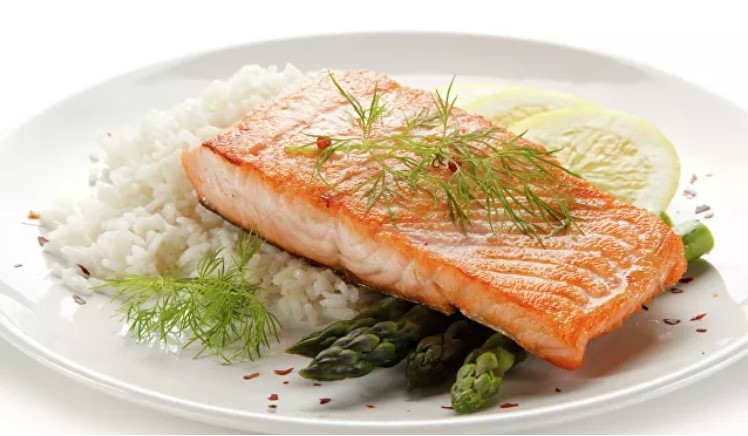 Нутрициолог рассказала, кому опасно есть красную рыбу. Новости :section ...