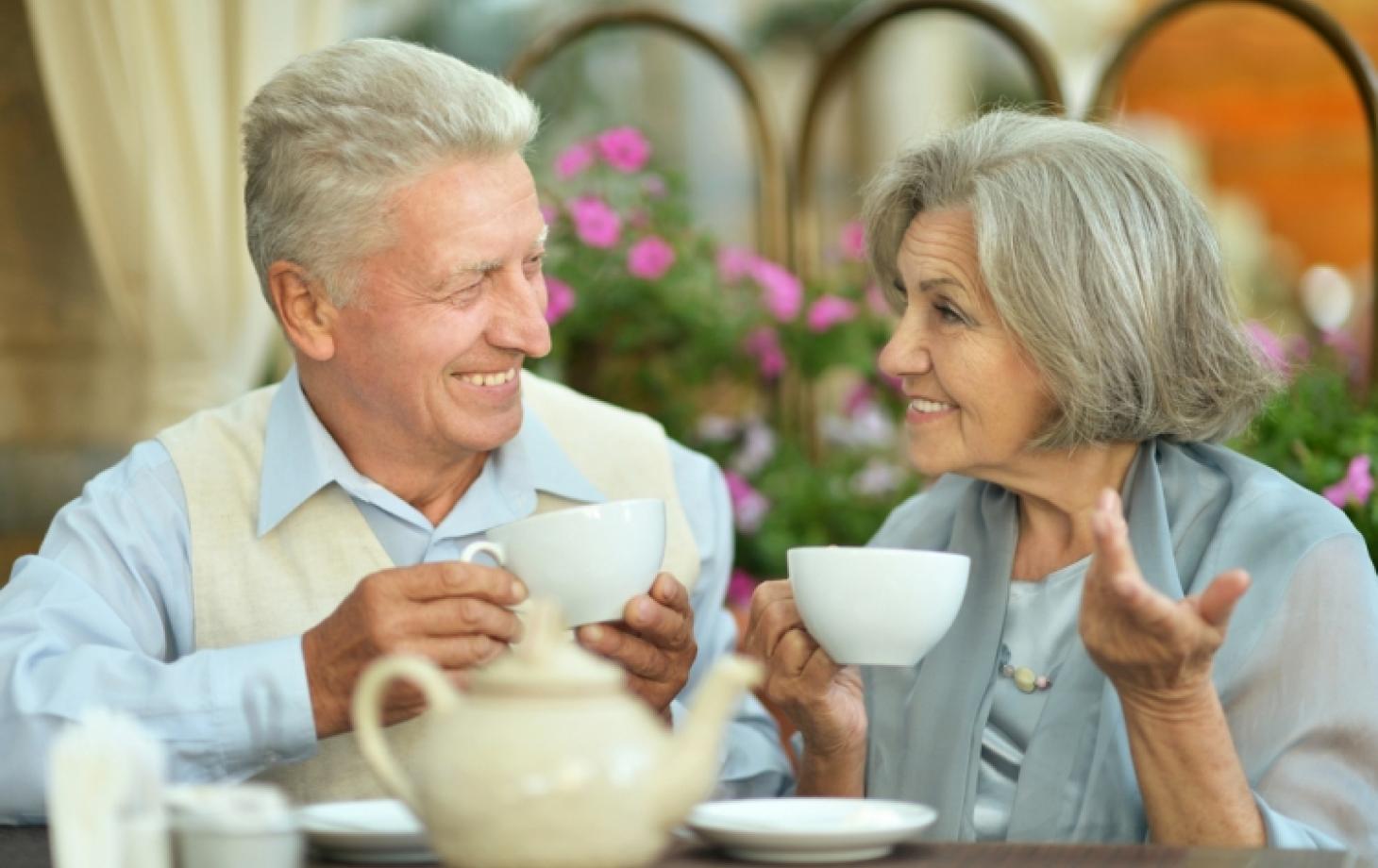 Утро пенсионера. Человек пьет чай. Пожилые люди пьют чай. Пожилые мужчина и женщина пьют чай. Чаепитие для пожилых людей.