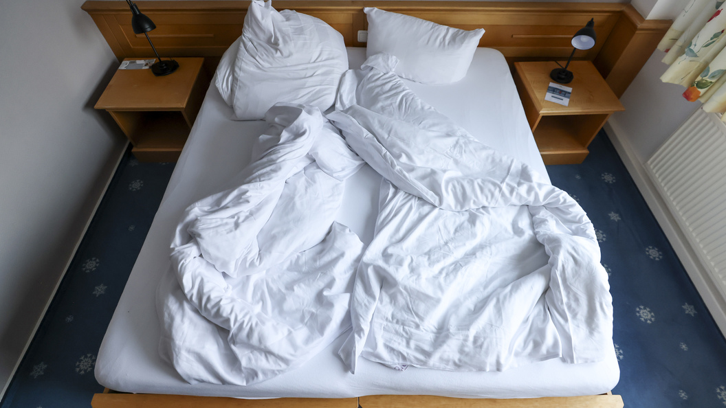 Дерматолог пояснила, як часто насправді потрібно міняти постільну ...