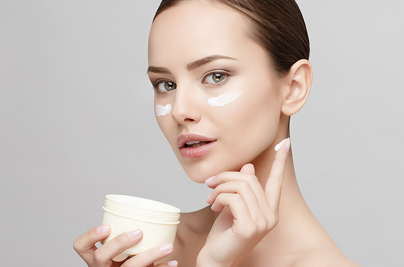 Face cream. Девушка с кремом. Девушка с кремом на лице. Девушка наносит крем на лицо. Крем для лица.