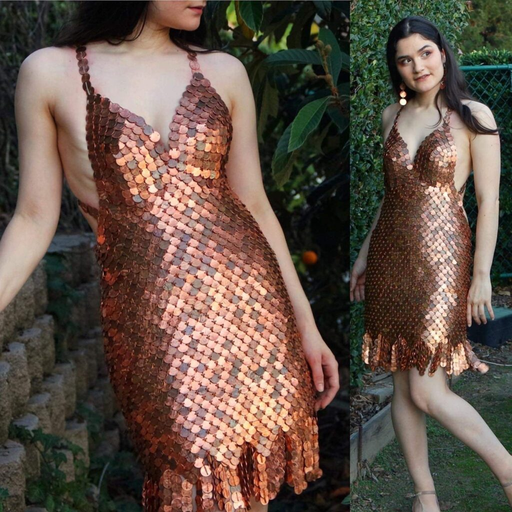 Дівчина створила з 2000 монет унікальну сукню-кольчугу. Фото