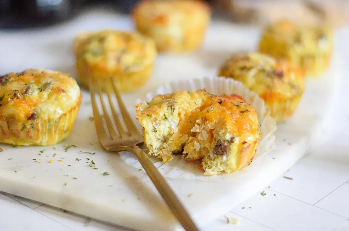 Идеальный вариант перекуса на работу и в школу: рецепт мафинов с творогом