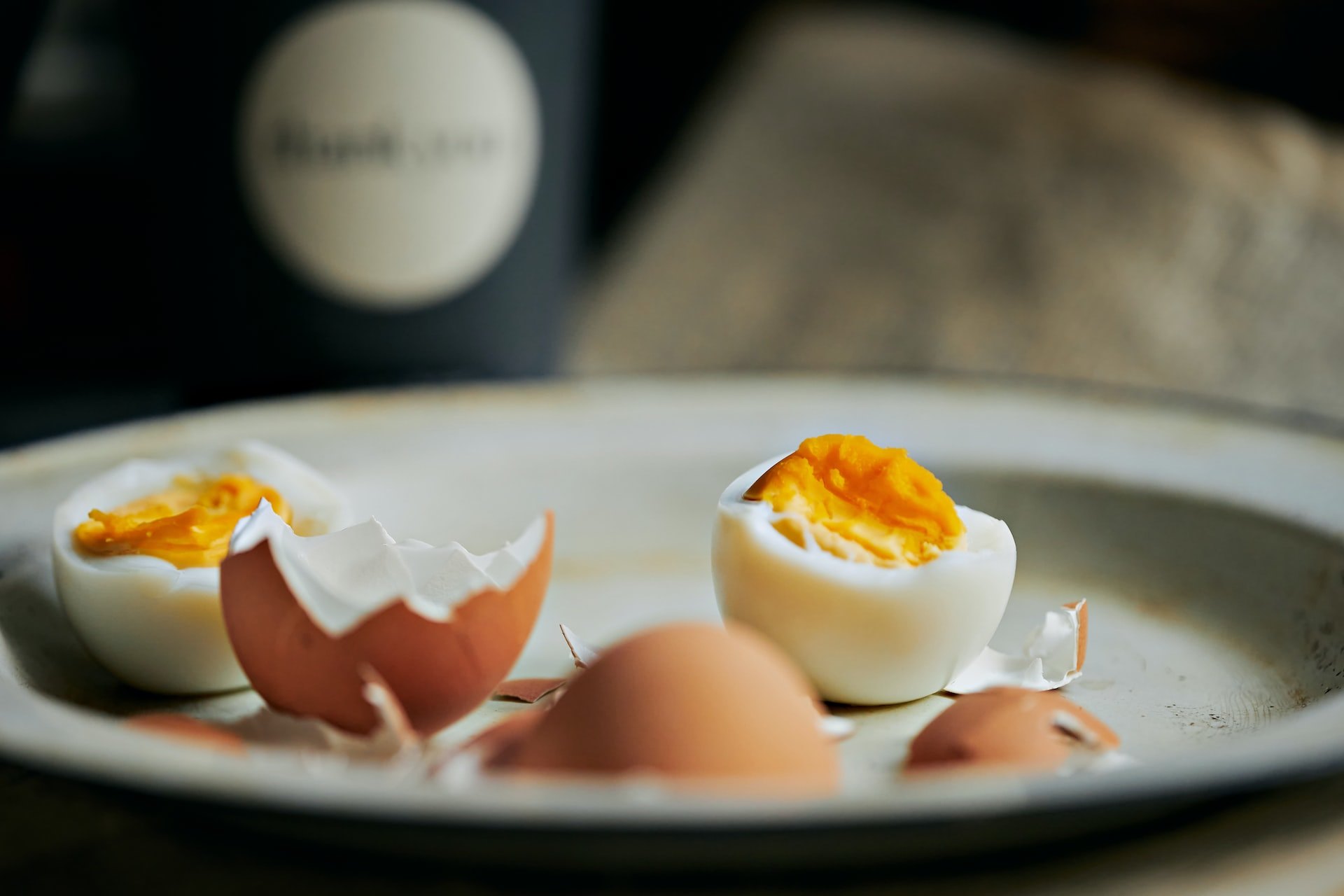 Як швидко і легко почистити варені яйця: Три дієві способи від досвідчених господинь