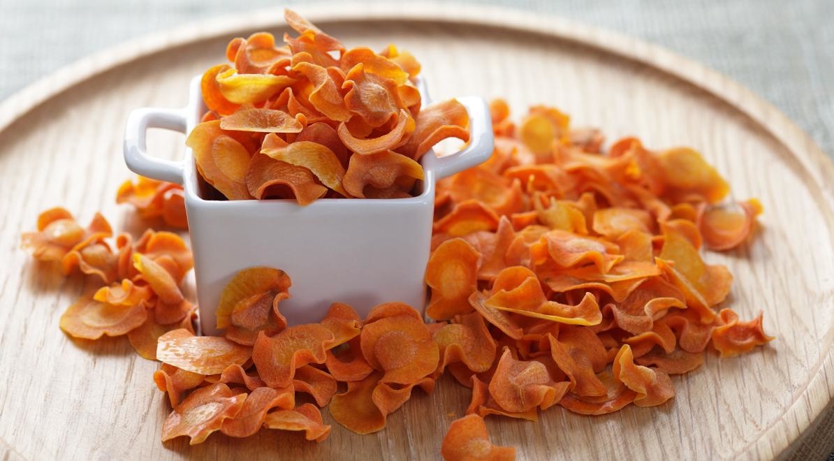 Морковные чипсы с пикантным соусом: полезная закуска, которая 