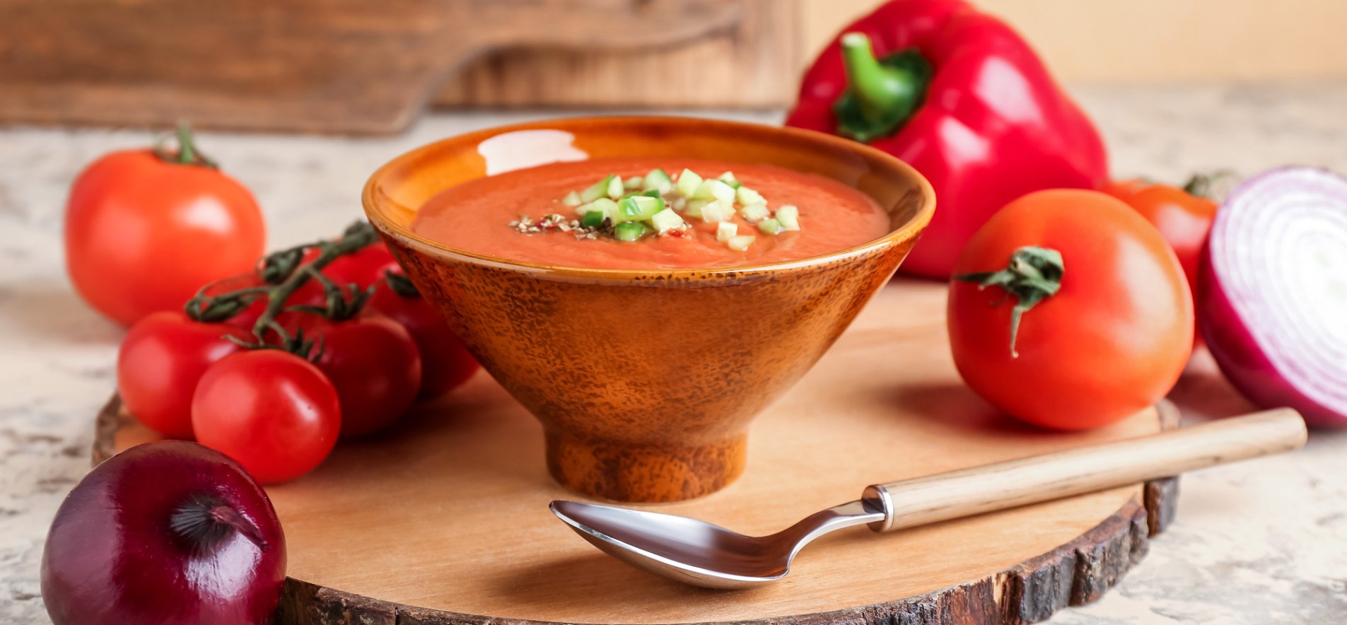 Легкое и низкокалорийное блюдо: рецепт томатного супа с сальсой