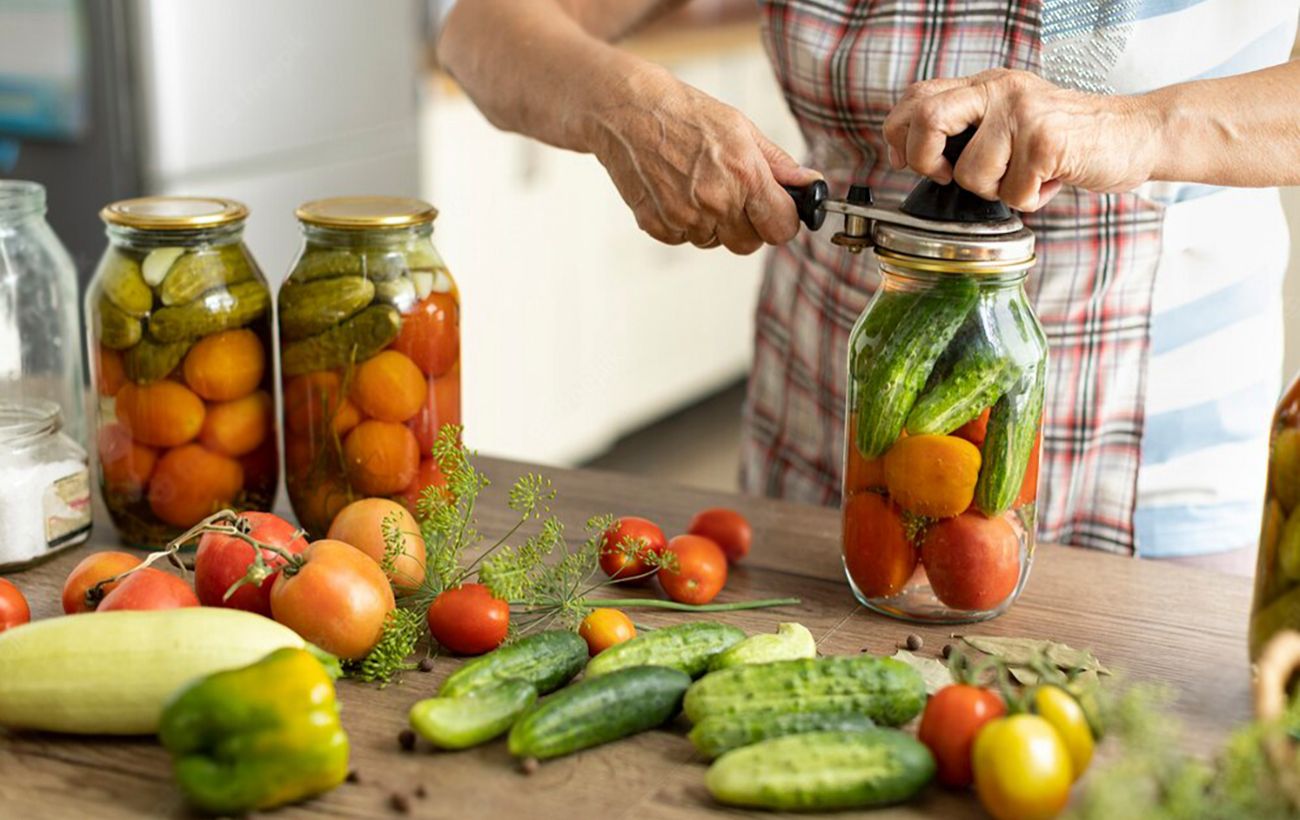 Быстрые заготовки. Заготовка продуктов. Банки для консервирования. Банка с огурцами и помидорами. Вред консервированных овощей.