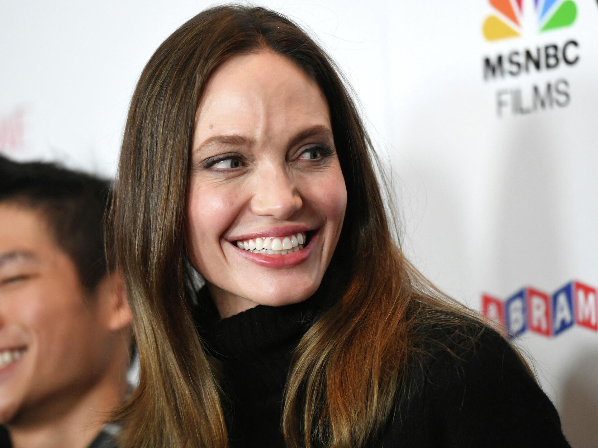 Анджеліну Джолі звинуватили в спробі посварити дітей із їхнім батьком Бредом Піттом