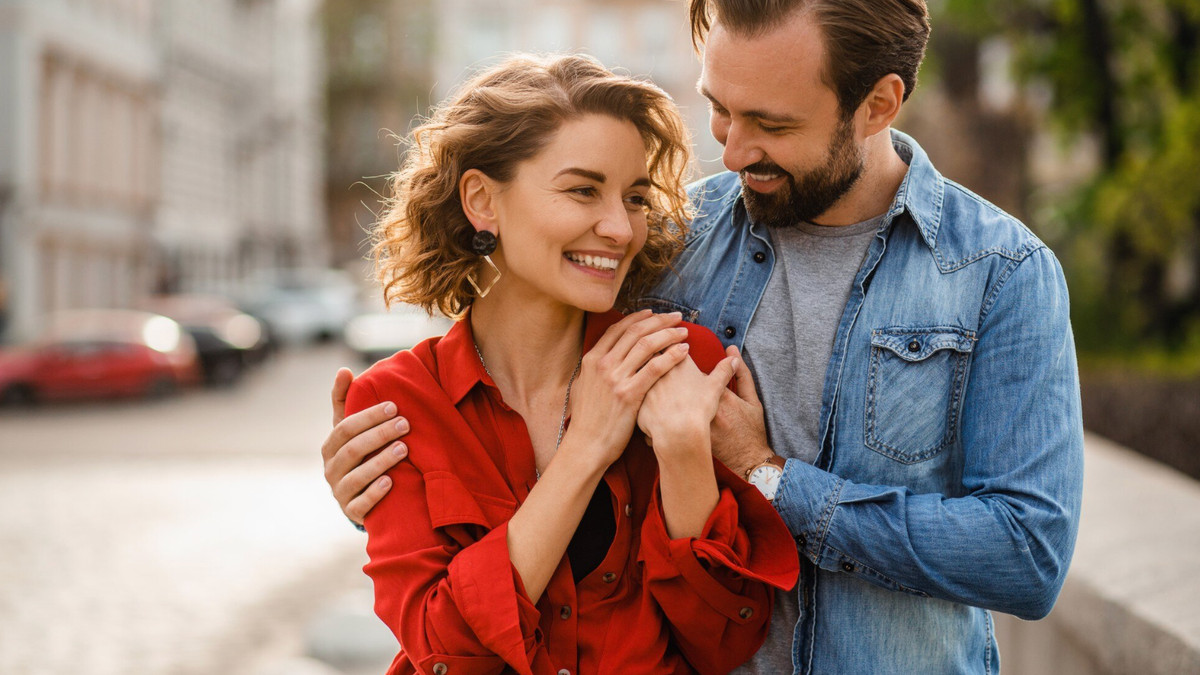 Почему мужчины выбирают женщин постарше?