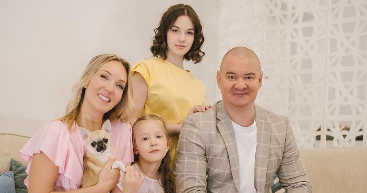 Дружина Кошового замилувала пляжним фото у купальнику з двома доньками і показала, як вони змінились