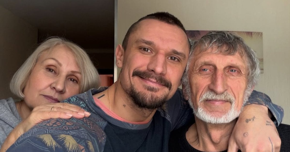 Тарас Цимбалюк відправив батьків за кордон і показав їхню щасливу подорож: 