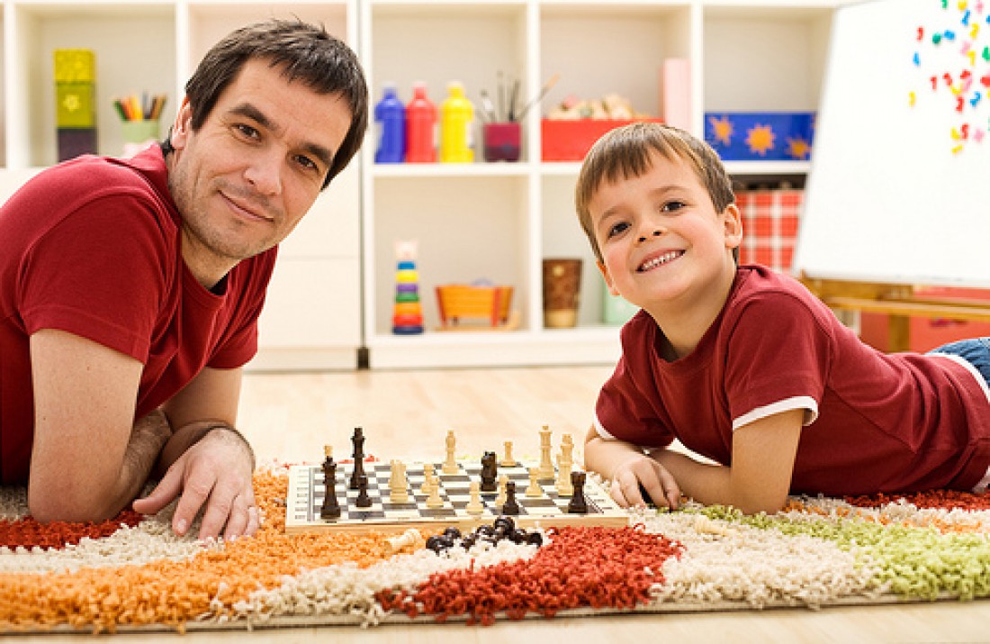 Папа играет в шахматы. Шахматы для детей. Игры для детей. Дети играющие в настольные игры. Игра в шахматы семьей.