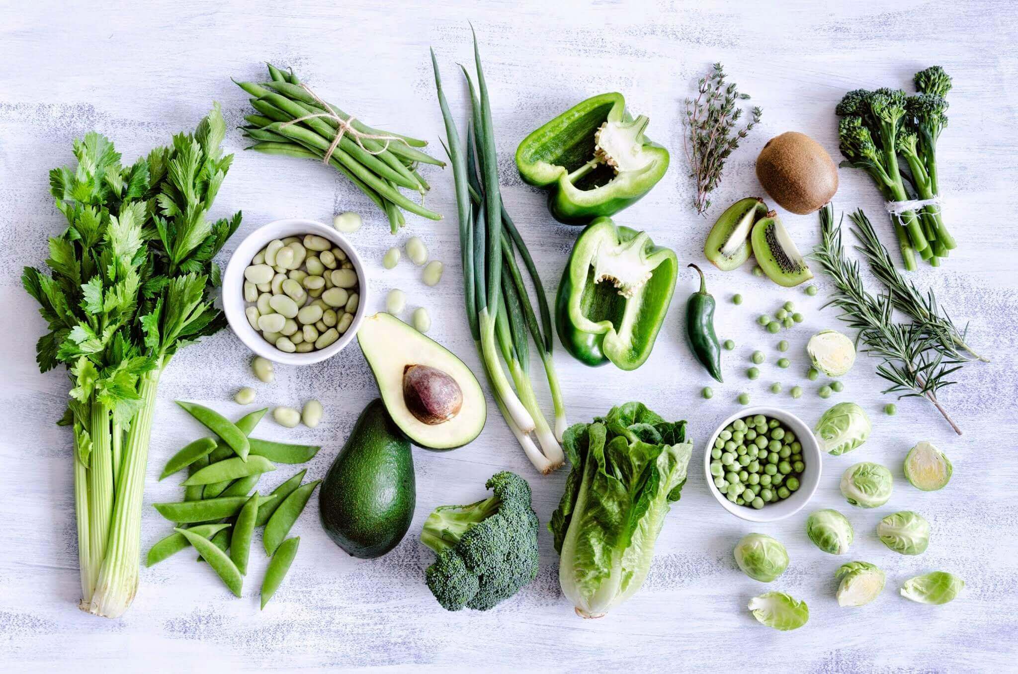 Продукты на растительной основе. Зеленые овощи. Зеленые овощи и фрукты. Здоровая пища. Зелень для еды.