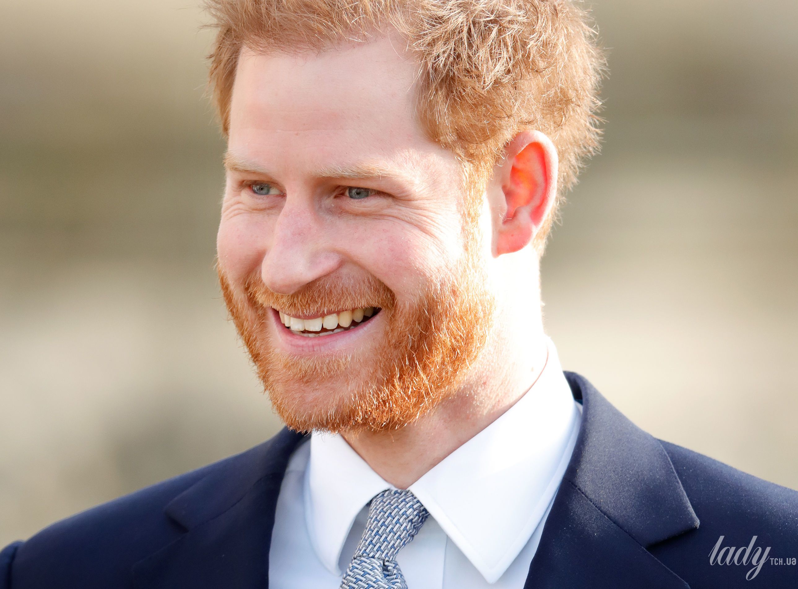 Принц harry. Prince Harry. Гарри, герцог Сассекский. Принц Гарри произносит речь. Принц Гарри светлый фон.