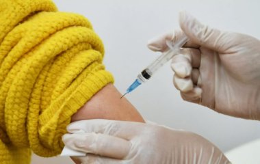 Названо групу людей, яку потрібно вакцинувати від COVID-19 достроково.