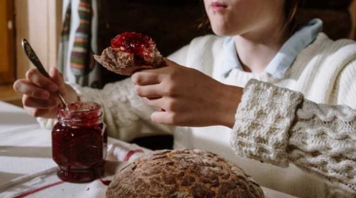 Хочеться солодкого чи солоного: як не переїдати на ніч і чим замінити шкідливі перекушування
