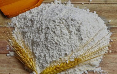 Навіщо досвідчені кулінари залишають металеву ложку в борошні: хитрість, перевірена роками