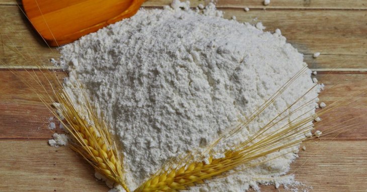 Навіщо досвідчені кулінари залишають металеву ложку в борошні: хитрість, перевірена роками