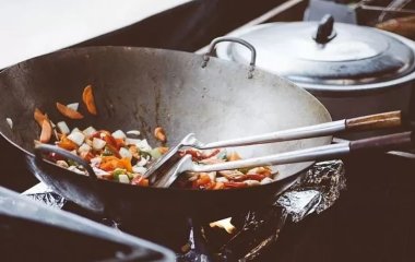 Дієтолог розповіла, на якій олії краще смажити м'ясо та овочі
