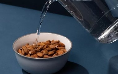 Чому користь від мигдалю подвоюється, якщо його замочити у воді