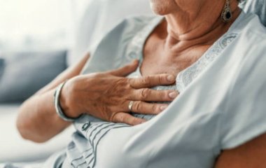 Онкологом названо 3 небезпечні симптоми, що виникають після їжі