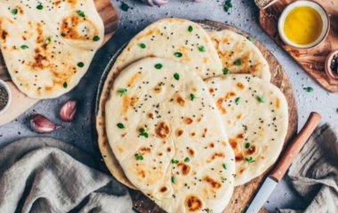 Индийские лепешки наан с чесночным маслом