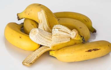Для чого банани радять завертати у фольгу: допоможе вирішити популярну проблему