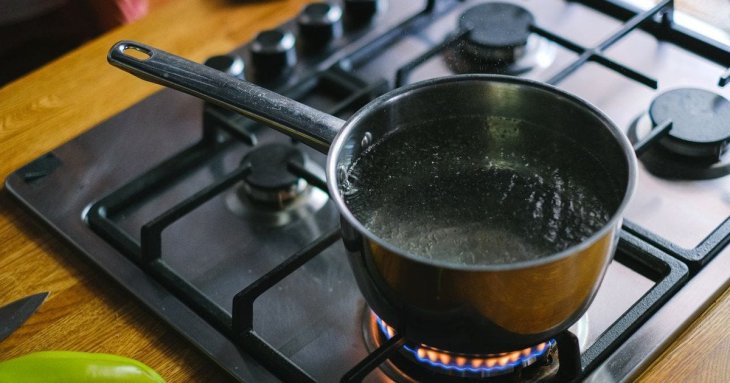 Чи можна виливати окріп у раковину: як це впливає на труби