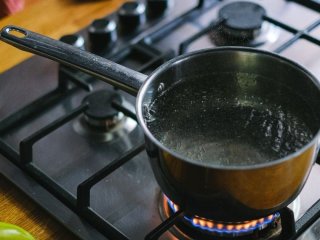 Чи можна виливати окріп у раковину: як це впливає на труби
