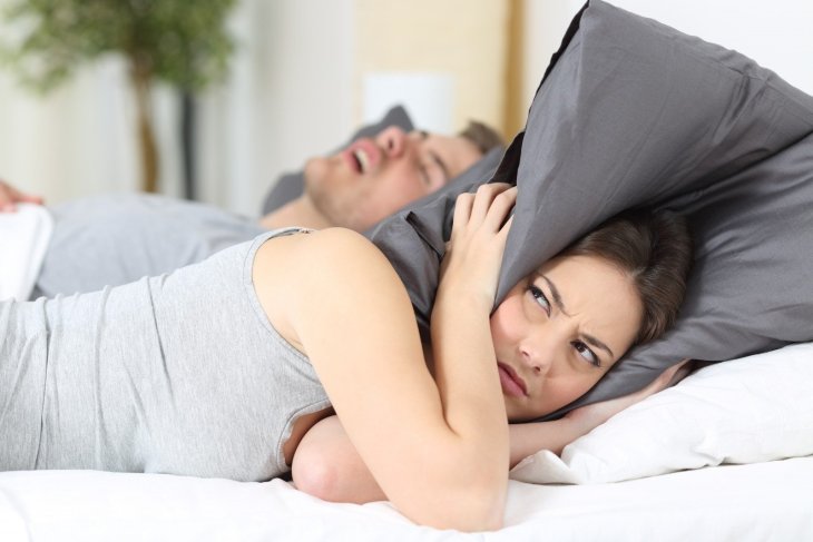 Спите и не храпите: 7 эффективных способов борьбы в домашних условиях