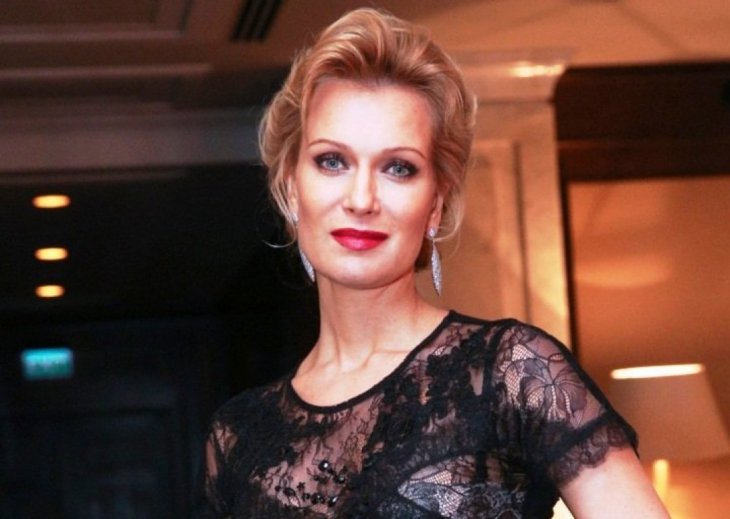 Олеся Судзиловская блистала на публике в сверкающем пальто