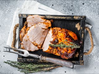 Вкусное и сочное мясо: рецепт свинины, запеченной в духовке