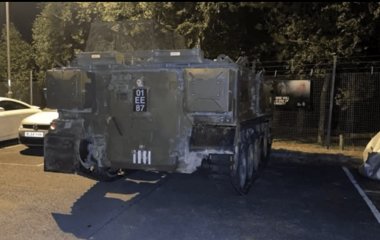 П'яні солдати вкрали 15-тонний бронетранспортер та нищили цивільні авто: фото