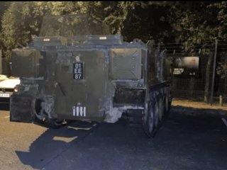 П'яні солдати вкрали 15-тонний бронетранспортер та нищили цивільні авто: фото