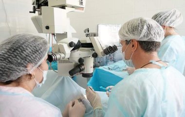 Лікар розповів про небезпеку операцій зі зміни кольору очей