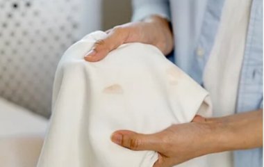 Исчезнут, как по мановению волшебной палочки: как простыми средствами вывести жир и кровь из одежды
