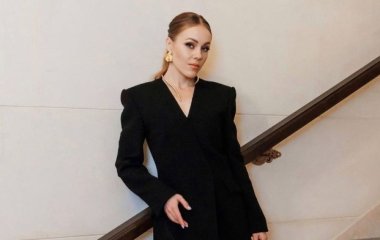 Alyosha в коротеньком топе и обтягивающих джинсах показала, как выглядела 20 лет назад