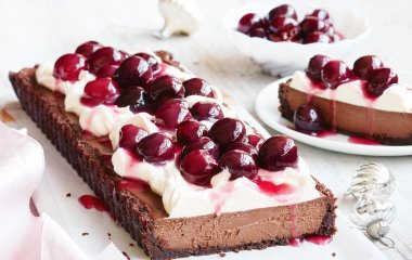 Вишневий чізкейк без випічки: молочний десерт із ягідною кислинкою