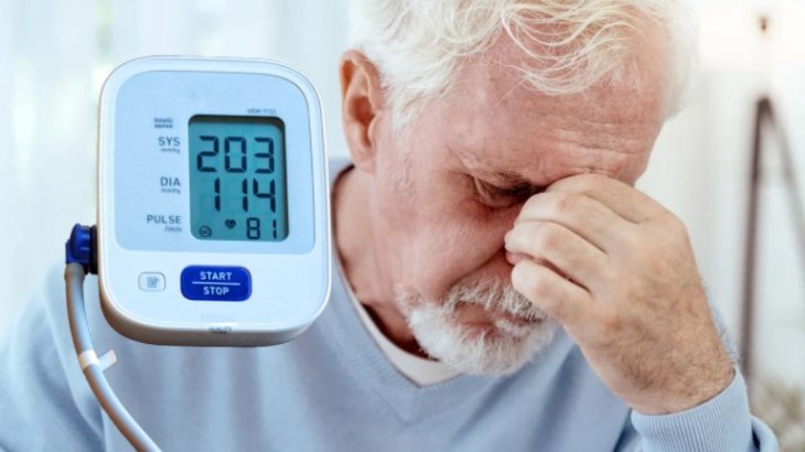 Опасные симптомы: названы семь возможных признаков гипертонического криза