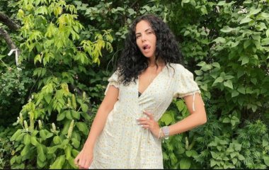 Настя Каменских сверкнула идеальной фигурой в малиновом бикини