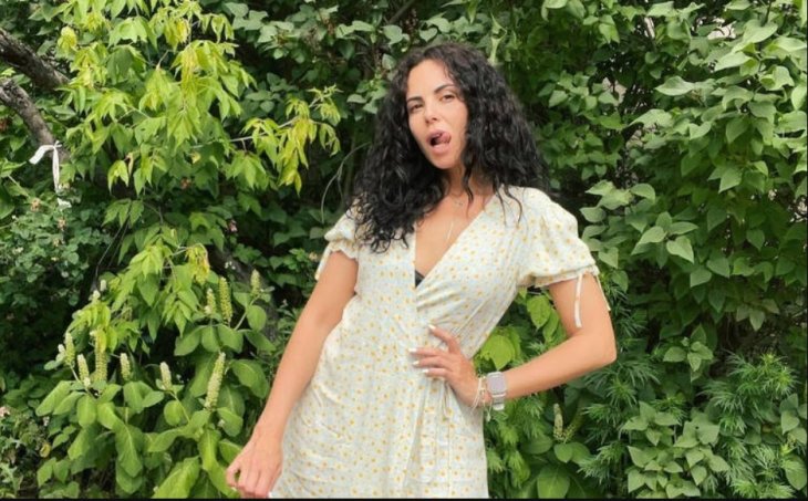 Настя Каменских сверкнула идеальной фигурой в малиновом бикини