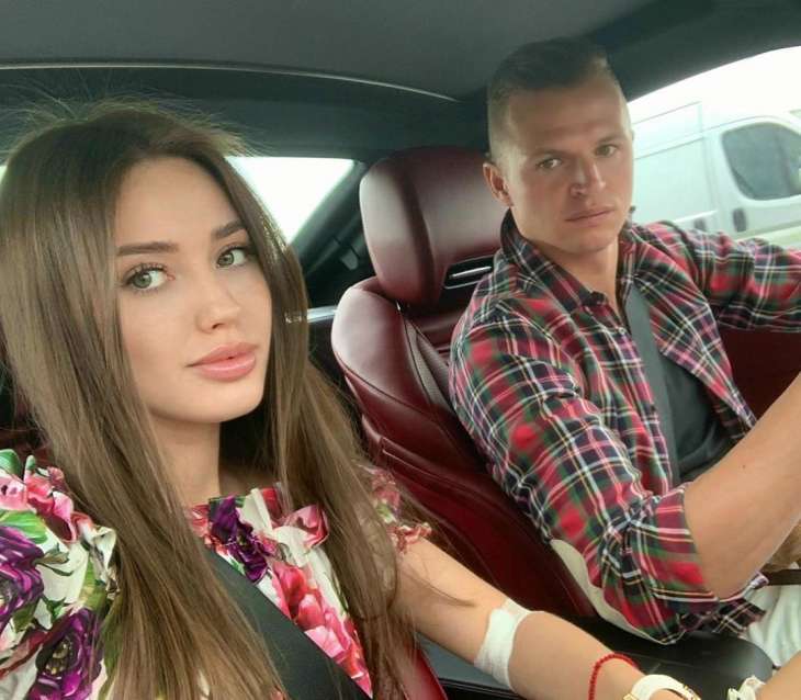 Беременная жена Дмитрия Тарасова продолжает носить шпильки