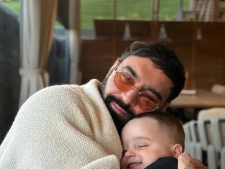 Дружина Козловського розчулила фото у вишиванках з 2-річним сином у важливий для нього день