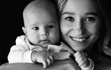 Жена Виктора Павлика снялась в фотосессии с 4-месячным сыном: чувственные фото