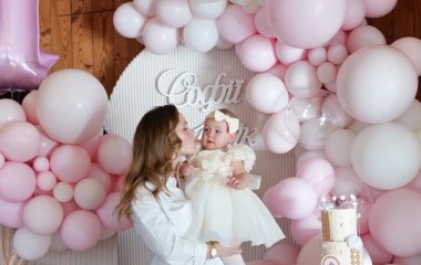 Анна Кошмал зворушила рідкісними фото доньки у її перший день народження