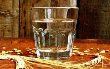 Кому не можна пити самогон: названий домашній алкоголь, який в жодному разі не можна вживати